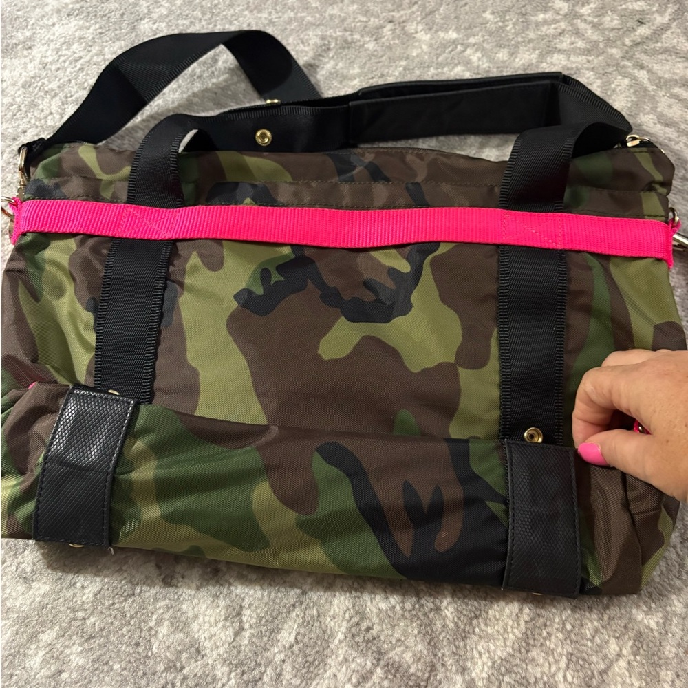 Andi small camo crossbody/ backpack bag - Picture 3 of 16